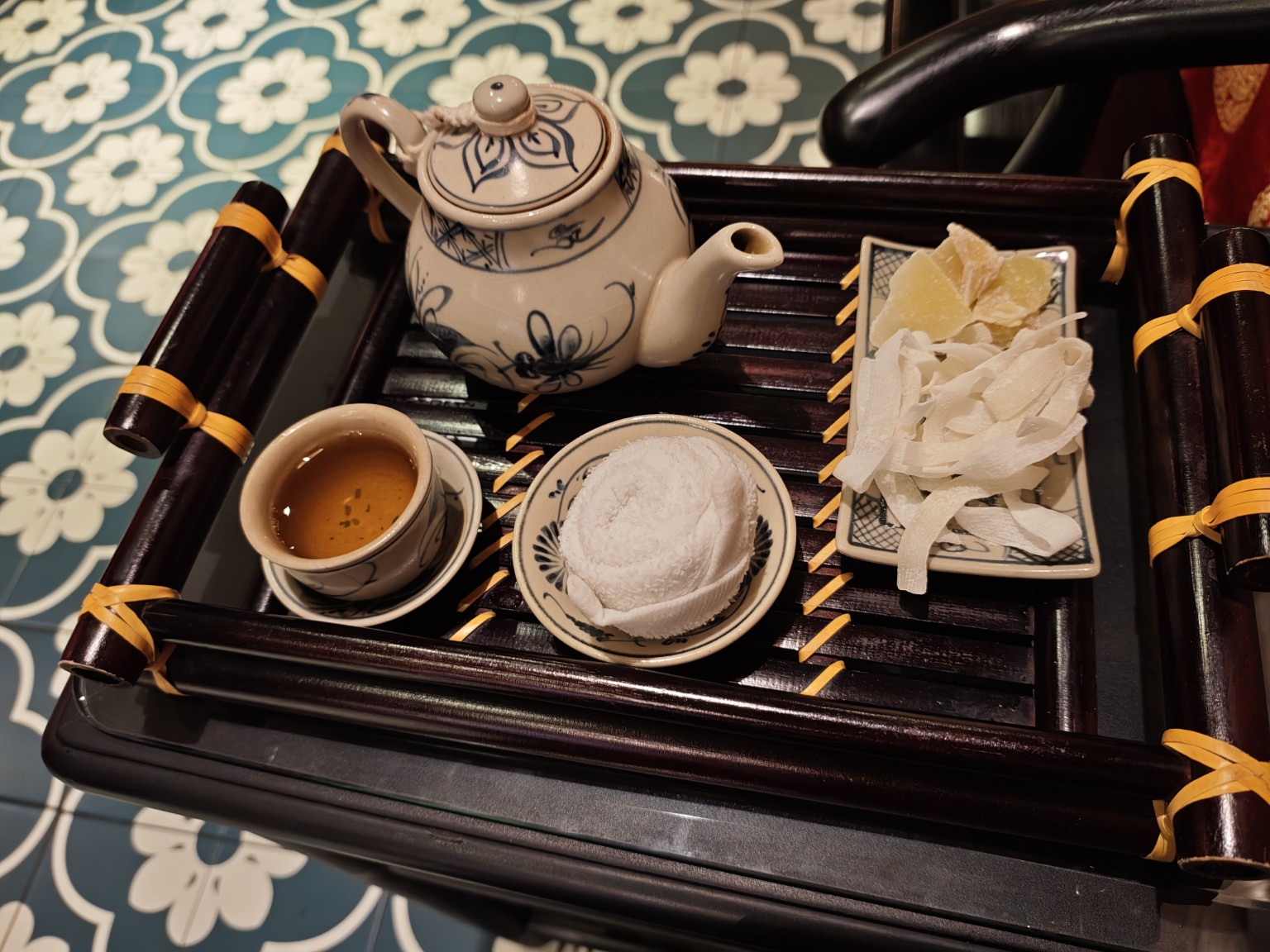 按摩前的茶、毛巾與小點心