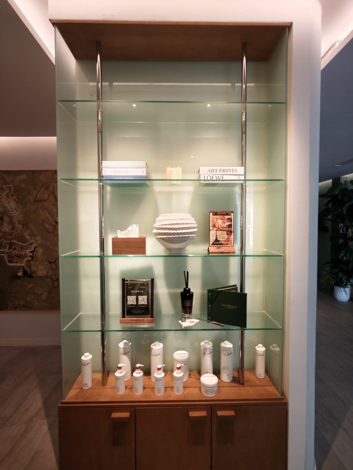 SPA 產品展示櫃與現場資料。