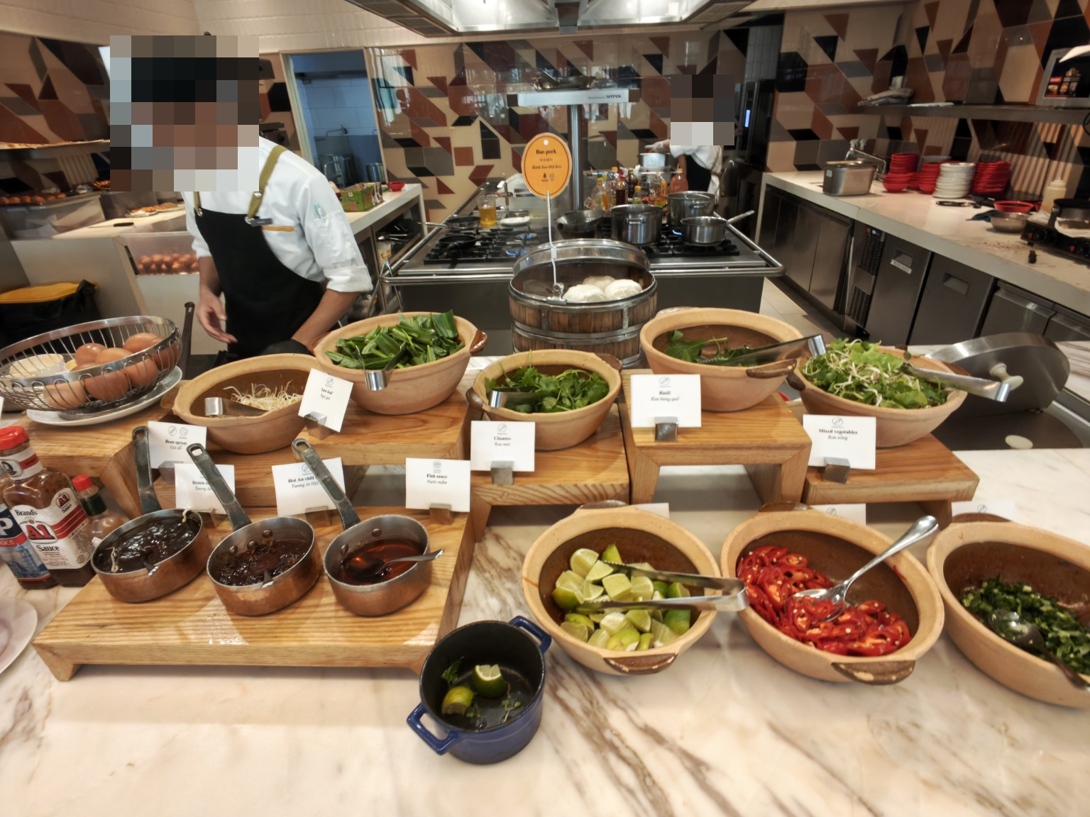現煮麵食台與豆芽、香草、青檸及醬料。