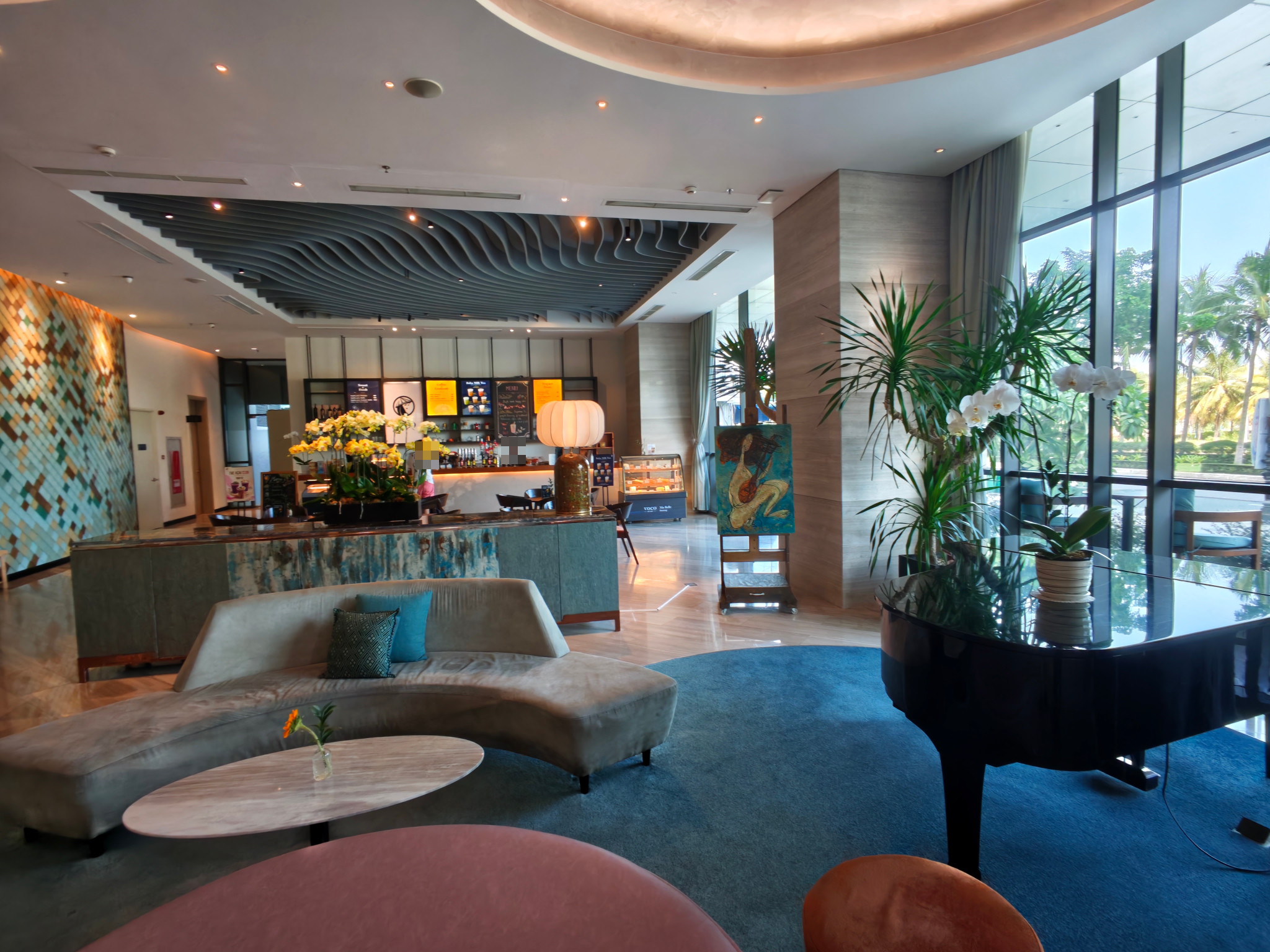 大廳沙發與鋼琴,後方連接 Coco Lounge 吧台。