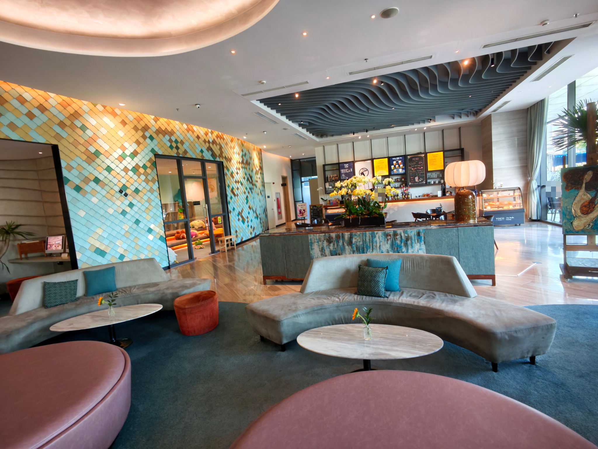 從大廳座位看向 Coco Lounge,左側可見兒童遊戲空間。