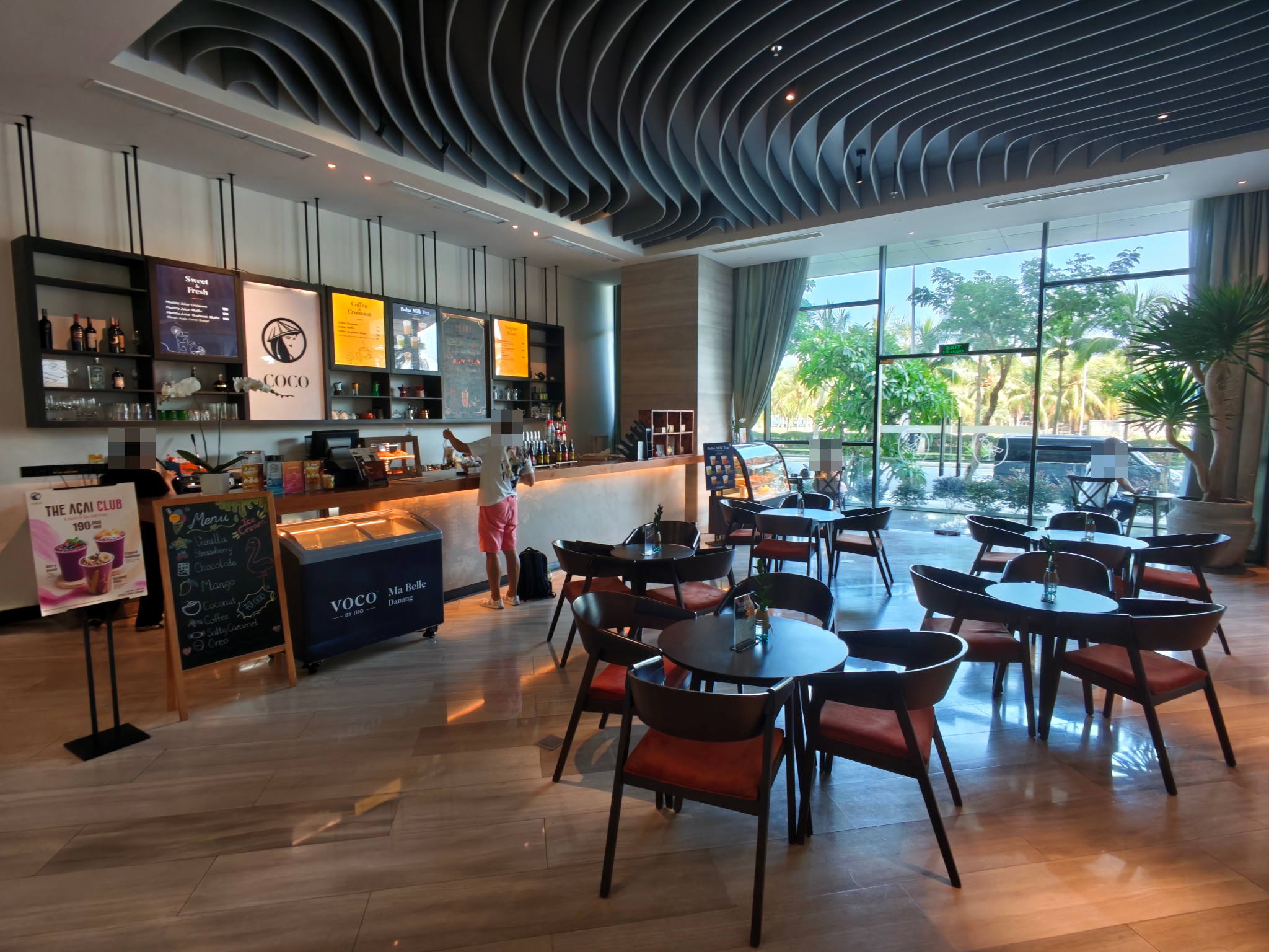 Coco Lounge 的吧台、座位與窗邊空間。